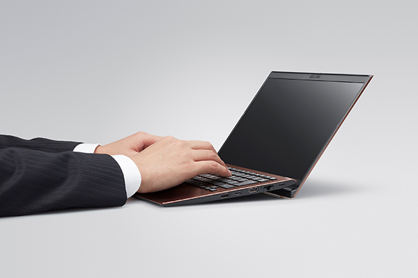 ������p�r�ō�ƌ��������߂�ł��₷���L�[�{�[�h����^�^�b�`�p�b�h